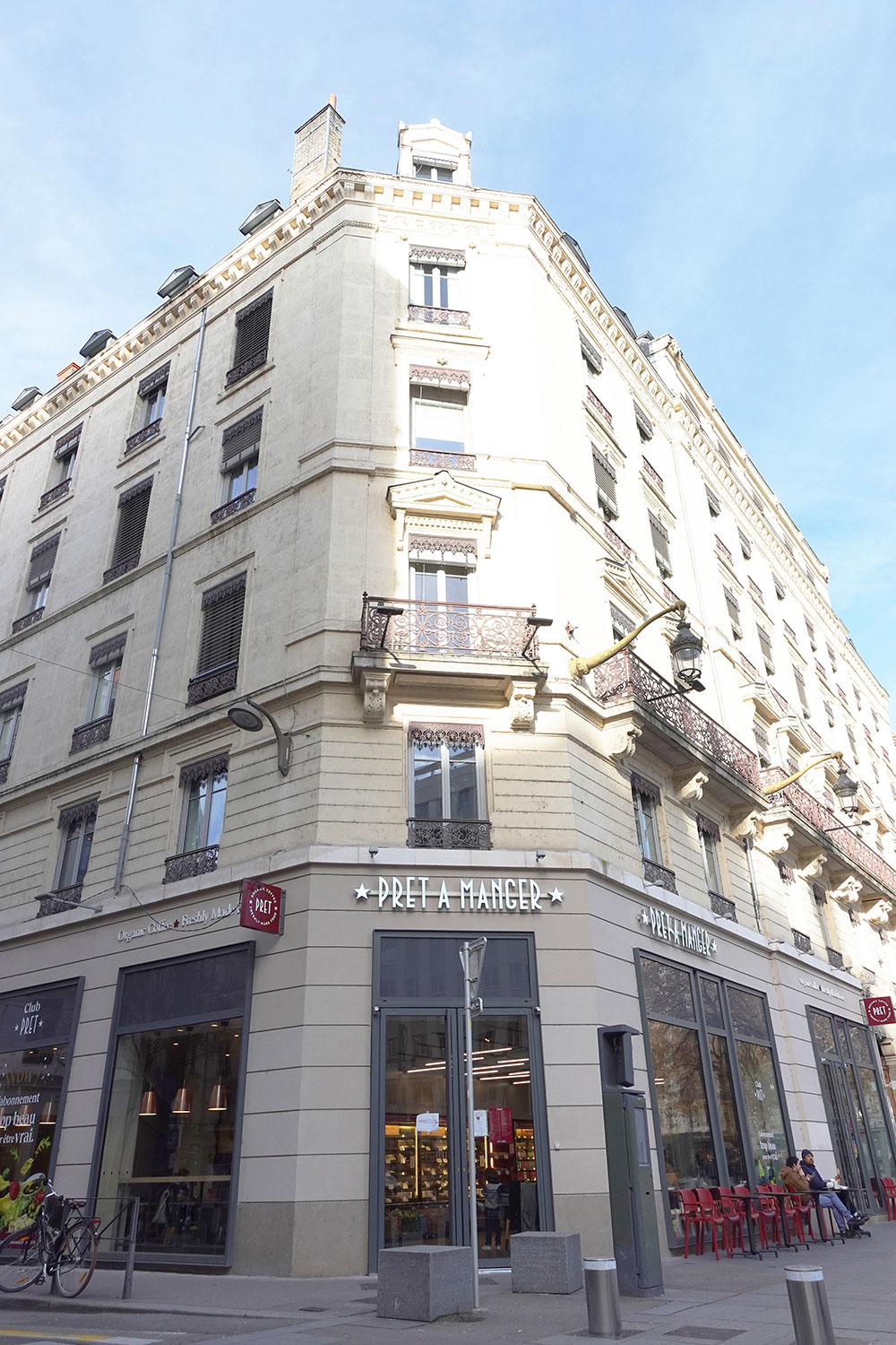 Facade en vieujot de Pret a Manger installée en angle sur la place de la République à Lyon