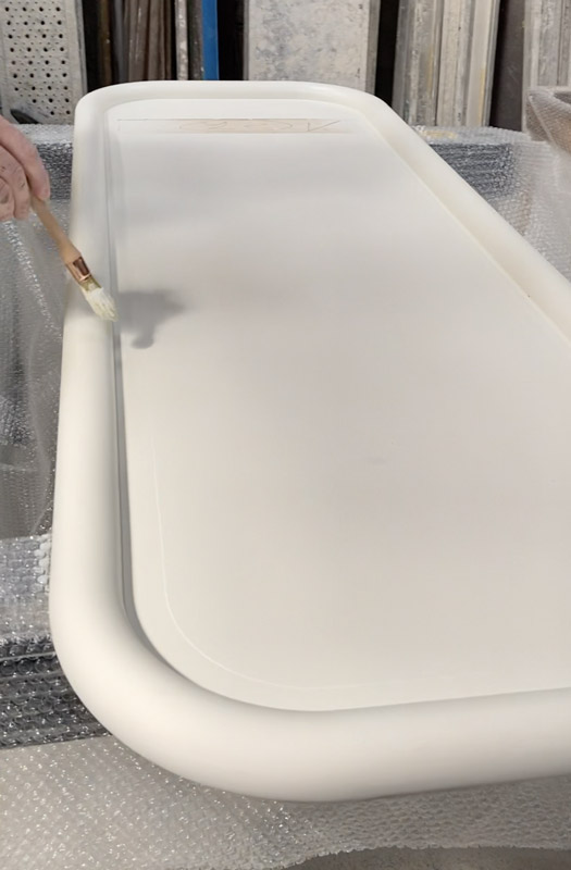 Création en atelier d'un encadrement de miroir aux angles arrondis