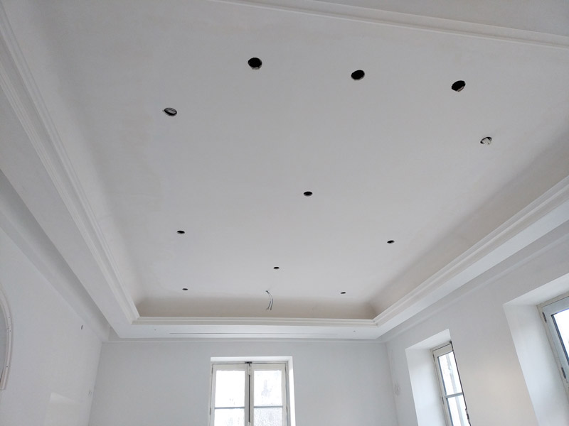Décoration de plafond en cours au Chateau de Tanay