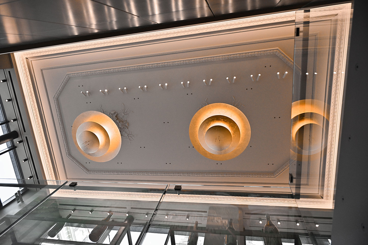 Restauration du plafond en staff et corniches éclairantes à la boutique Chateau de la Chaize de Lyon