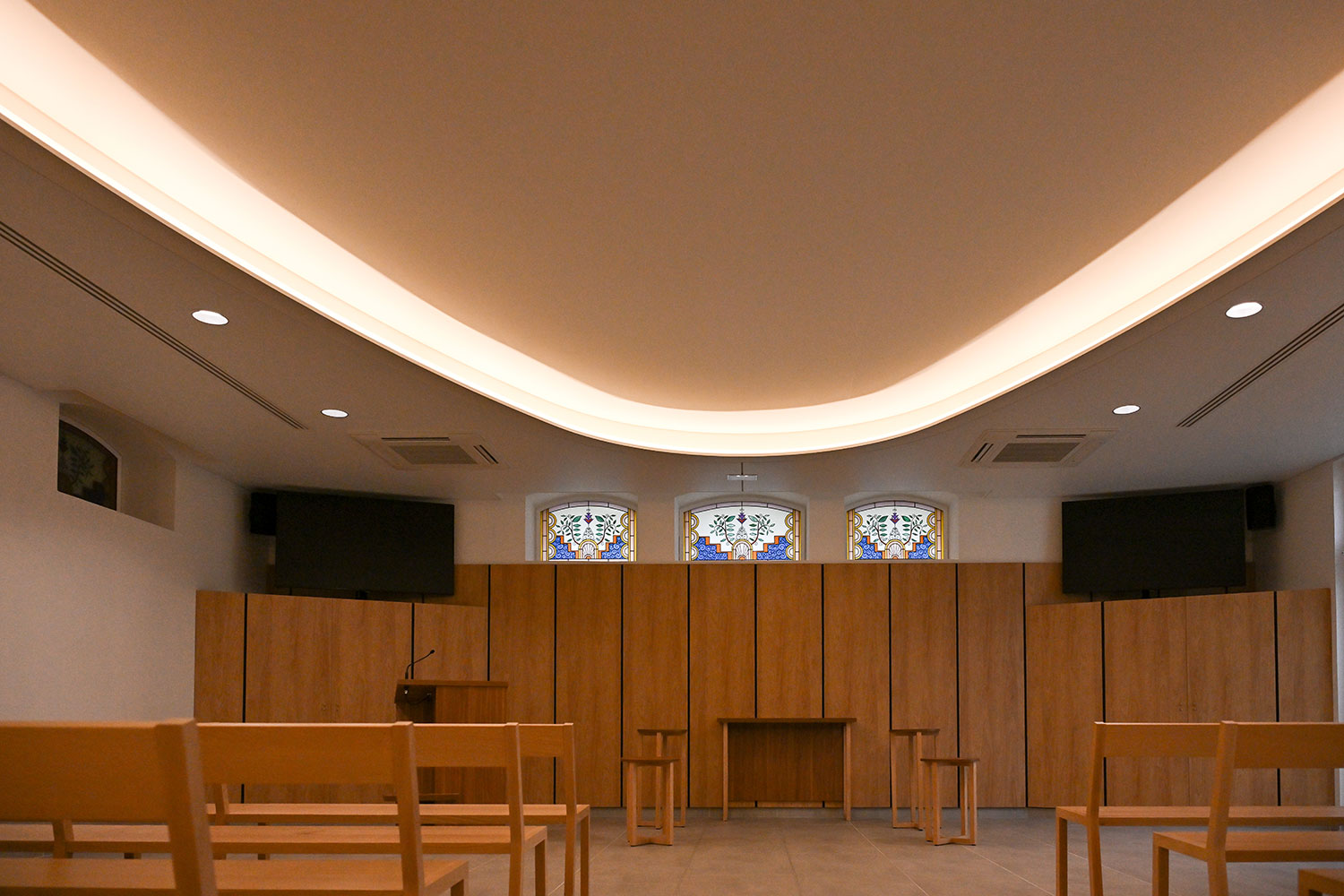 Décoration de plafonds lumineux pour la salle de cérémonie du Pole funéraire public