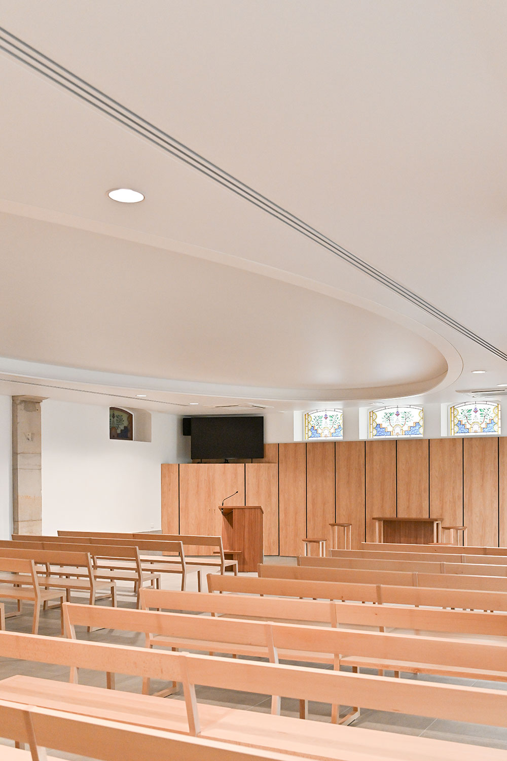 Plafonds en staff avec gorges lumineuses et plafond acoustique