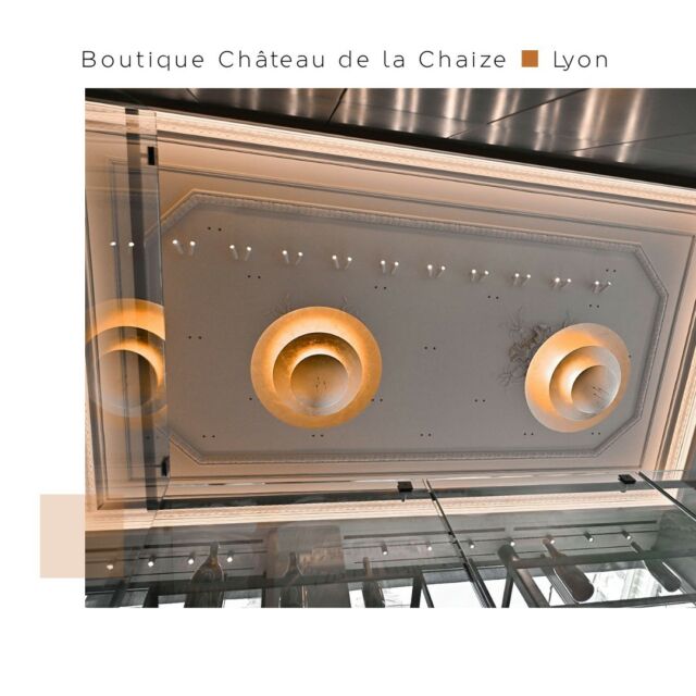 □ #RÉALISATIONS
■ Château de la Chaize, Lyon (69)
Plus grand domaine viticole de la région, Château de la Chaize a ouvert ces derniers mois sa boutique pour proposer son offre de Beaujolais à la vente et à la dégustation. Nos staffeurs ornemanistes ont notamment restauré le magnifique plafond en staff classique ornementé et agrémentée de corniches éclairantes et de rosaces aux détails. .

Une réalisation élégante à découvrir en photos sur www.rouveure-marquez.com, rubrique RÉALISATIONS

□ Un projet pour le Groupe Maïa 

#PROJECT
The largest wine estate in the region, Château de la Chaize has opened its boutique in recent months to offer its range of Beaujolais for sale and tasting. Our ornamental plasterers notably restored the magnificent ceiling made of classic fibrous plaster.

A elegant project to discover on www.rouveure-marquez.com/en/PROJECTS

#ornement #rosace #chateaudelachaize #beaujolais #oenologie #vin #boutique #placejacobins #lyon #architecture #agencement #decoration #decor #luxe #luxury #interiordesign #design#plafond #ceiling #staffeur #staffeurornemaniste #archilovers #designlovers  #picoftheday #pictureoftheday #photooftheday #rouveuremarquez #groupeeto